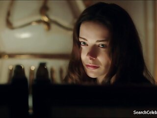 Joyeuse film porno françai teen brune aux petits seins souffle et chevauche une grosse bite dans la cuisine
