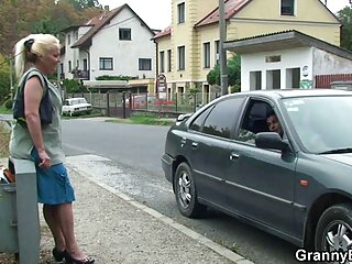 La fille à la poronofrancais peau pâle Kim se fait manger la chatte humide à sec